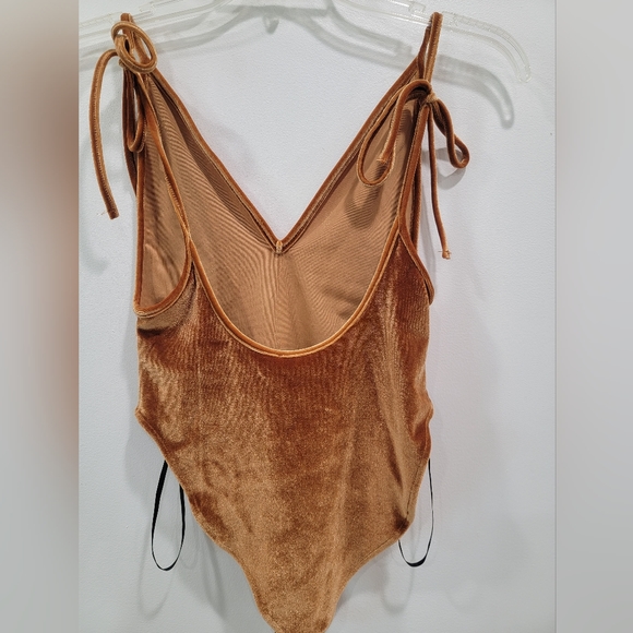FOREVER 21 Plunging Velvet Bodysuit Size Small Brand New Gold - Picture 4 of 6
